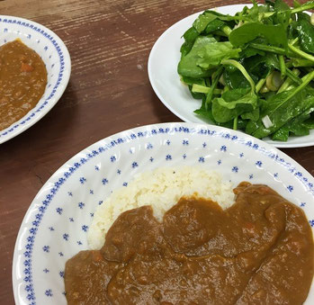 野菜たっぷり重ね煮カレーとほうれん草のサラダ