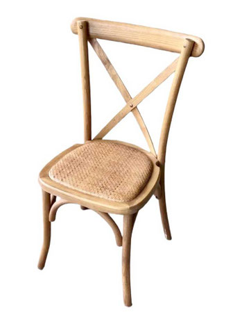 Unser neuer Crossback-Stuhl (Modell Rattan) mit hellem Holz. Ein schöner geschwungener Crossback-Stuhl für Hochzeiten.