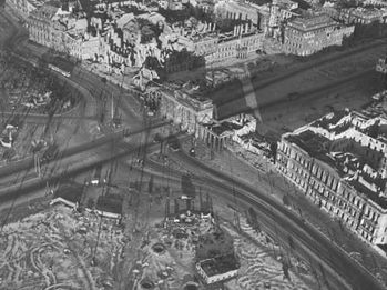 Brandenburger Tor, Berlin 1945-1946, gelatin silver print 22,3 x 29,4 cm  © Hein Gorny / A.C. Byers - Collection Regard