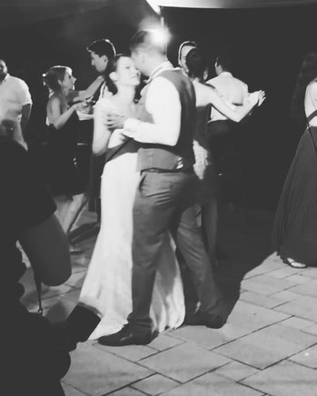 Hochzeitspaar beim Eröffnungstanz