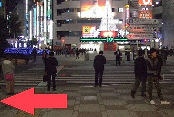 池袋駅東口にある大きな横断歩道の夜の画像　池袋東口 整体 案内図　　
