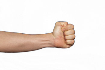 Robustheit der Tamponspender wird durch einen starken Arm dargestellt