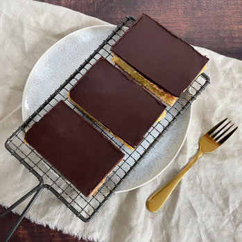 Drei Stück Schokoladenkuchen auf einem Kuchengitter