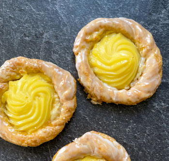 Puddingtaler auf dunklem Untergrund