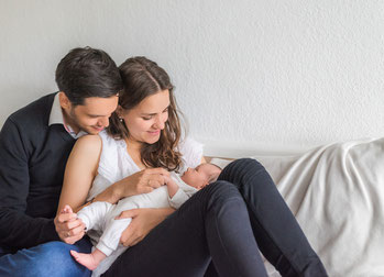 Babyfoto zu hause - Familie mit Baby