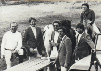 Les participants de gauche à droite : Claus Becker, Johannes Hoyos, Walter Feldman, Lothar Weiland, Karl Hans Tritz et Ulu Becker à cheval