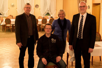 Grünkohlkönig Olaf Lahann  (sitzend) eingerahmt vom Vorstand v.li. Klaus Albers, Sibylle Pries und Johann Hansen.