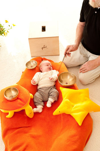 Baby genießt die Klangmassage