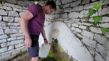 Trinkwasser aus einem Brunnen in Albanien
