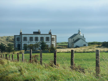Sehenswürdigkeiten Rattray Head: Die verlassenen Gebäude der Coastguard Lookout Rattray Head stehen inmitten der Küste von Rattray Head. Hier beginnen sich die Sanddünen der Rattray Head Bay zu erheben.