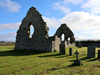 Sehenswürdigkeiten Rattray Head: Die Ruine der St Mary's Chapel in Rattray steht neben einigen alten Gräbern mitten im Nirgendwo an der Ostküste Schottlands.