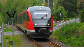 Die Bahn aus Aue rollt in Kemtau ein