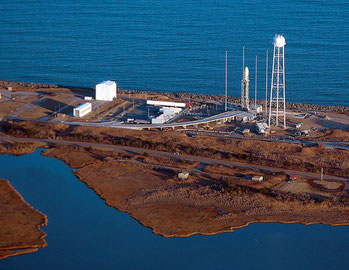 Visione aerea della base spaziale di Wallops Island in Virginia.