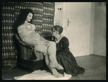 Hermine Moos mit Alma-Puppe, 1919