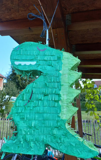 Grüne Drachenpinata hängt in der Luft