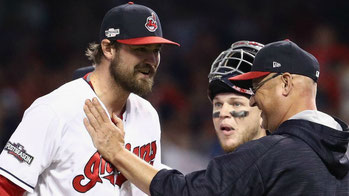 Nella foto il manager degli Indians Terry Francona si congratula con Andrew Miller (Maddie Meyer/Getty Images)