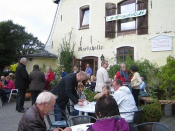 LandFrauencafe vor der Markthalle Heide