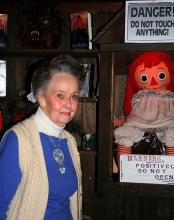 Lorraine Warren con Annabelle nella sua teca al Museo dell'Occulto di Monroe, Connecticut