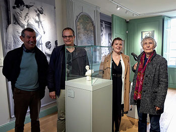 De gauche à droite : Bruno Lahouati, Thomas Bermudez, Aurore Dorlet, médiatrice culturelle du pôle muséal de la Région de Château-Thierry et Madeleine Rondin, présidente de l'association Paul et Camille Claudel en Tardenois.