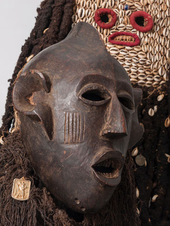 Kun'gan Mask, Bamileke with Christian devotional object