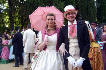 Una pareja vestida con trajes de época en el Parque de la Piedad de Almendralejo. © Lupe Rangel.