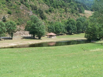 Baignade en vallée du Doux à Rochepaule Site privilégié sur les rives du Doux, où vous connaîtrez les joies de la baignade en rivière sur un site surveillé et aménagé, en période estivale. (45 mn du gîte)