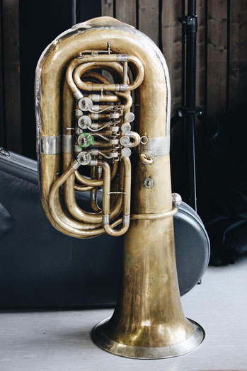 Mit dieser Tuba wurde schon viel Musik gemacht - uns sie ist immer noch aktiv! (Bildrechte: Köstlmaier)