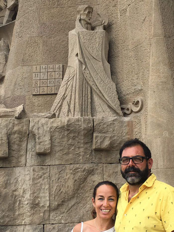 JAIME Y LUANA VISITANDO LA SAGRADA FAMILIA. BARCELONA.