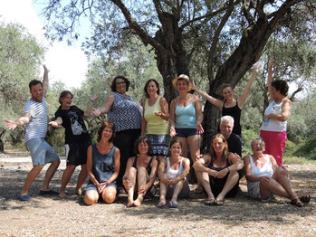 Tai Chi und Qi Gong Gruppe mit Karina Berg im Olivenhain, Griechenland