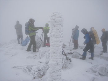 天狗ヶ城で日の出を待つ登山者