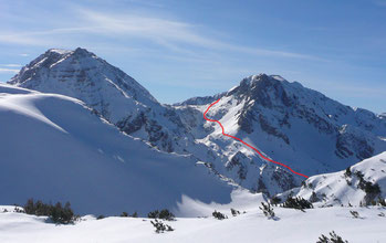 links Torstein, rechts Pyhrner Kampl, rote Linie - Anstieg durch das obere Loigistal, gesehen vom Lagelsberg