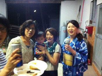 写真中央(赤ちゃんを抱っこしている)は、BBQ主催者Garyの奥様Mayumiさん
