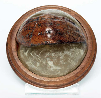 Kokosnuss-Briefbeschwerer mit eingeritzter Nachricht: "Nauro Island ... Kommandant ... Eingeborener kennt Position ... er kann lotsen ... 11 am Leben ... brauchen kleines Boot ... Kennedy