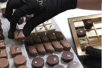 La Cité du Chocolat a Tain l'hermitage, a donc été conçue pour permettre au visiteur de rentrer virtuellement au cœur des ateliers et de pouvoir écouter les témoignages des femmes et des hommesqui fabriquent le chocolat Valrhona.