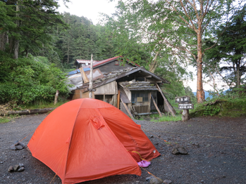 小屋の前にテント設営
