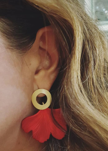 Pendientes ginkgo rojos puestos