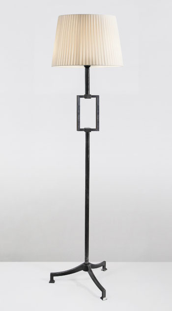 lampadaire acier gris, forme droite avec cadre rectangulaire intégré, 3 pieds, abat-jour rond plissé blanc crème