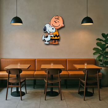 Moderne Bistro-Einrichtung mit der Holzskulptur ICH BLEIBE BEI DIR von Divo Santino, dekoratives Kunstobjekt auf einem Tresen.