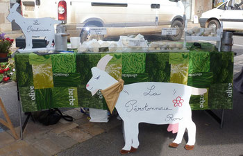 vente de fromage de La Pérotonnerie sur un marché avec notre chèvre en bois
