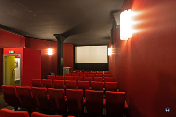 Ein Blick von der Mitte des Saals auf die Leinwand des "Cinemas".