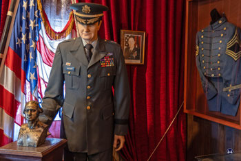 Ein Stück West-Berliner Geschichte: Die Uniform des ehem. amerikanischen Stadtkommandanten Berlins, Major General Raymond E. Haddock (1936-2022).