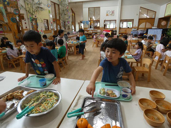 はなほこども園　給食バイキングの様子