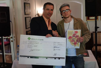 Sascha Hohner (links) gratuliert Bastian Klee (rechts), dem Sieger des Schreibwettbewerbs. Foto: Jens Warmers