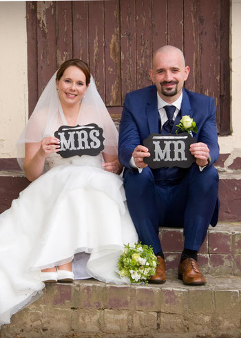 Hochzeitspaar mit Mr und Mrs Schild