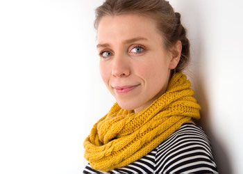 Bewerbungsfoto vor weißem hintergrund