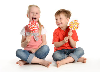 Geschwisterfoto im Schneidersitz mit Lutscher