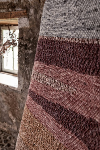 Um ein emotionales Interieur für ein Altersheim zu schaffen, werden abstrahierte Bilder der Natur mit Fliesen an den Wänden gestaltet, sodass die Bewohner in ihrer Kreativität, Kommunikation und ihrem Erinnerungsvermögen unterstützt werden.