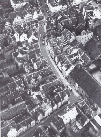 Die ursprüngliche Schäfergasse vor der Zerstörung. Das Wohnhaus der Nussbaums ist das zweite nach dem rechtwinkligen Knick auf der rechten Seite.