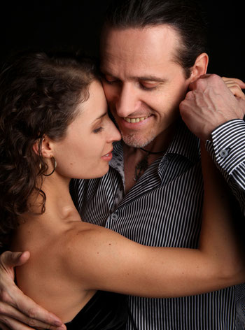 Workshop am 5. Februar 2016, vor der Milonga zum 10. Geburtstag von Pan Y Tango in der Brotfabrik: Milongueando mit Christina und Thomas – kreatives Tanzen in feinen, kleinen Schritten Christina Hegel und Thomas Hildebrandt unterrichten schon seit einig
