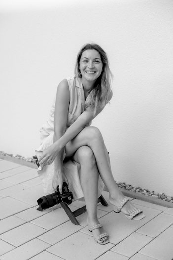 Mona – Hochzeitsfotografin aus der Südpfalz mit Kamera